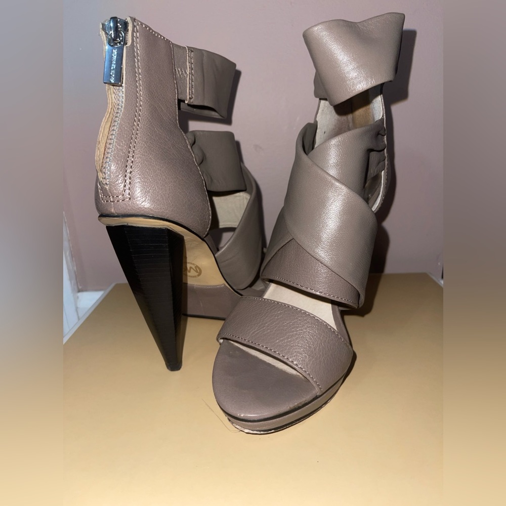 Michael Kors Jennings Zip Back Platform Sandal; Color: Birch Size: 6